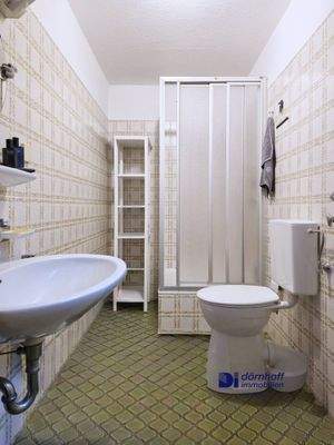 Badezimmer mit Dusche UG