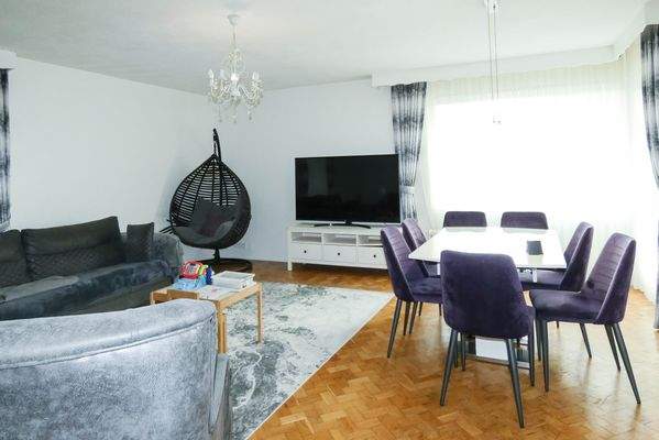 lichtdurchfluteter Wohnraum