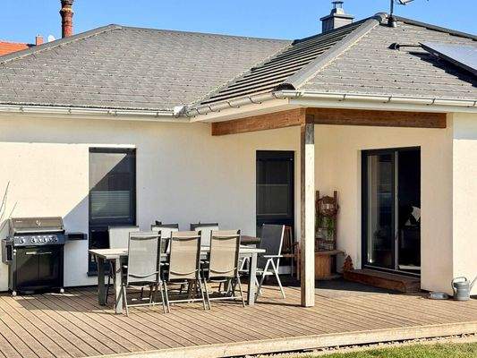 Sonnenterrasse mit teilweiser Überdachung