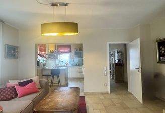 Eingangsbereich und Küchenansicht von Wohnzimmer