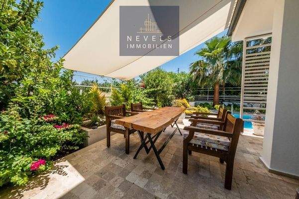 Außenterrasse am Pool