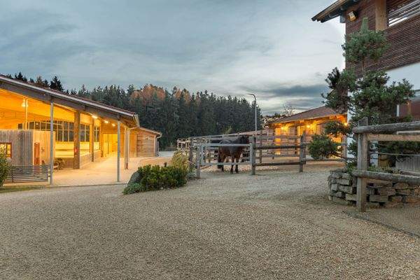 Blick zur Reithalle & Stallung