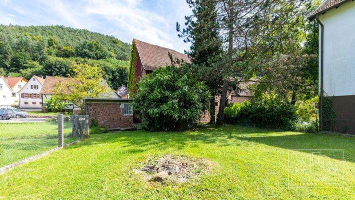 Garten mit Grillstelle