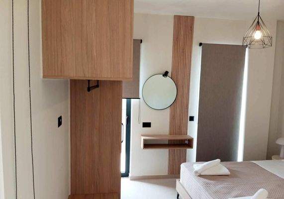 Kreta, Ligides: Großes modernes Haus in der Nähe des Agia-Sees zu verkaufen