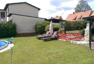 Großer Garten mit Pool