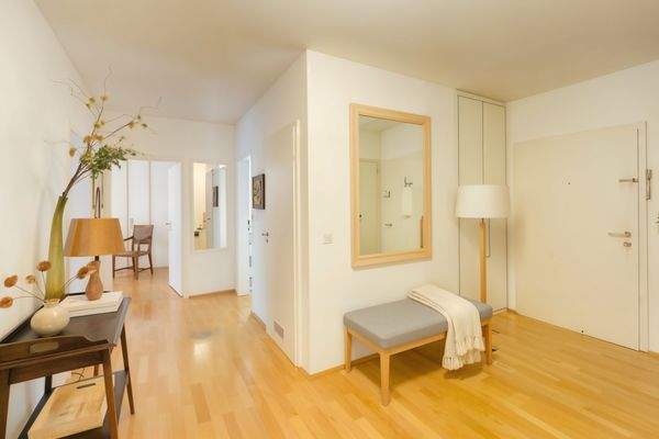 Weitläufiger Eingangsbereich - (KI generiert)