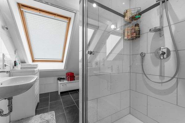 Tageslichtbad mit Dusche