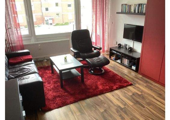 Wohnbereich mit Zugang zum Balkon