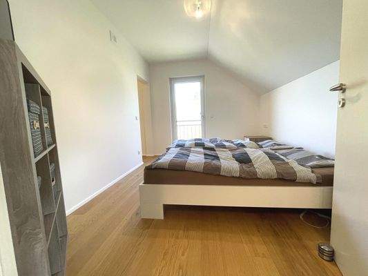 mit bodentiefen Fenstertüren