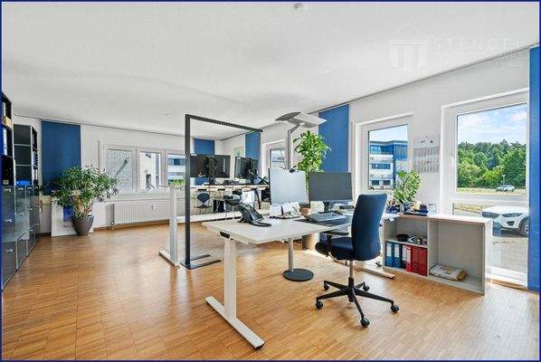 Helle freundliche Arbeitsplätze