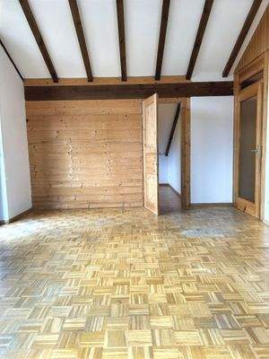 Wohn-/Esszimmer mit Zugang zum Schlaf-/Arbeits- oder Gästezimmer