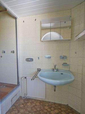 ...teilweise mit eigener Dusche oder...