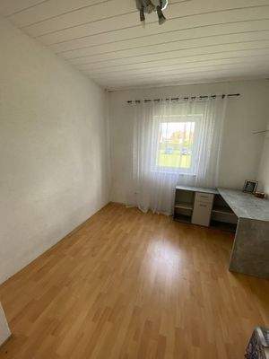 Zimmer kleine Wohnung links