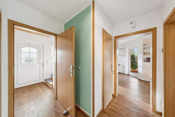 Flur EG und Aufgang OG