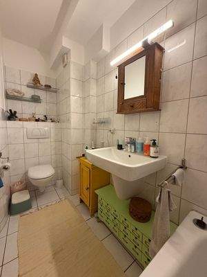 Badezimmer mit Wanne und WC