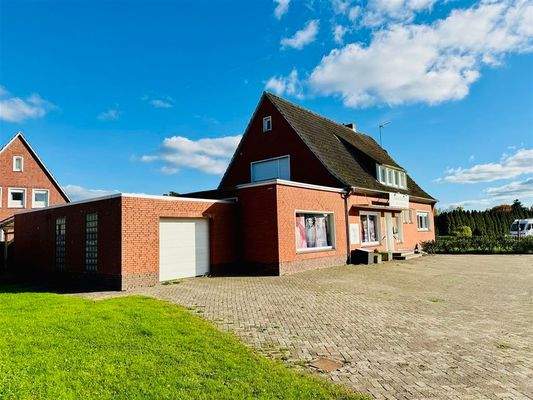 Seitenansicht mit Garage