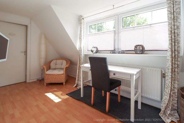 Der Flur im OG bietet Platz für einen kleinen Schreibtisch