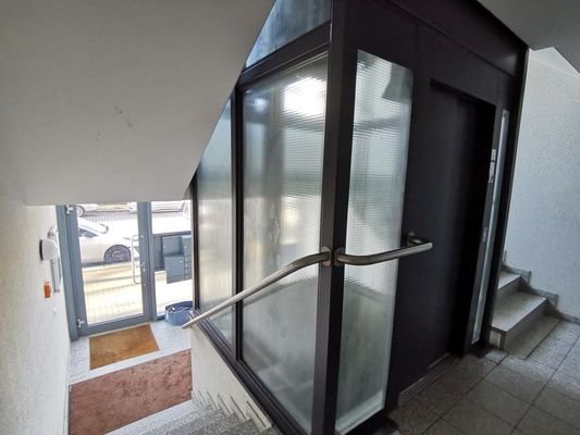 Treppenhaus mit Lift