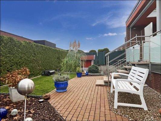 Hochwertige Außenanlage mit klarer und gepflegter Struktur