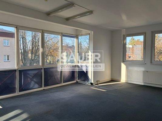 Innenansicht Büroraum mit Erker