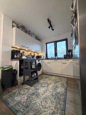 Moderne Küche mit Geräten