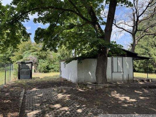 Aufbauten auf dem Grundstück