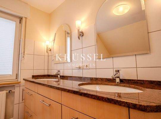 ... mit praktischem Doppelwaschbecken...