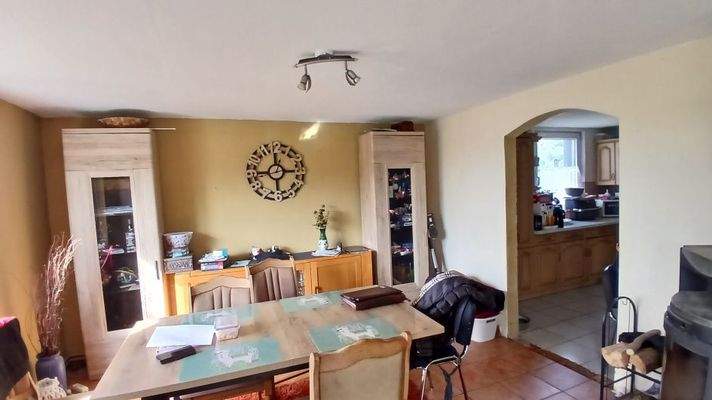 Esszimmer mit Kaminofen im EG