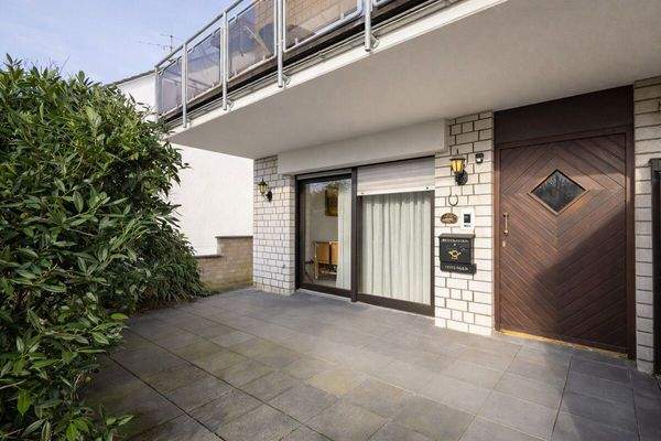 Hauseingang über Süd-Terrasse