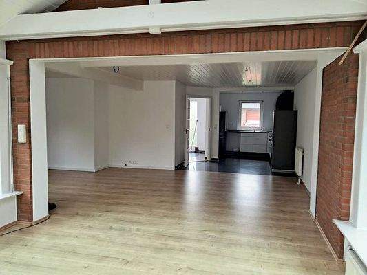 Großes Wohnzimmer mit offener Küche