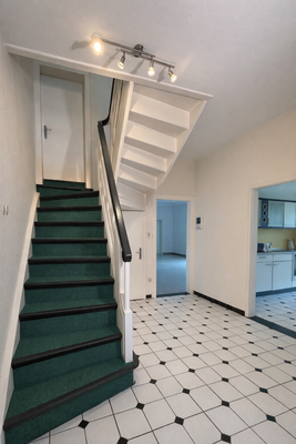 mit Treppe ins Obergeschoss