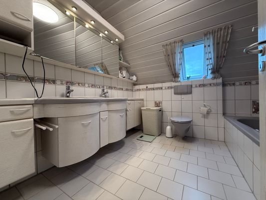 Badezimmer mit Doppelwaschbecken