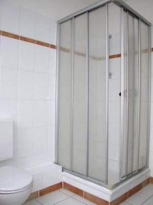 helles Duschbad mit Waschmaschinen-Anschluss