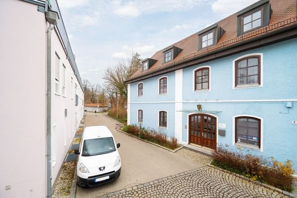 Eingangsbereich mit Zuwegung zum großen Parkplatz der Stadt