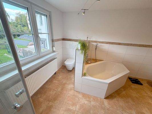 großzügiges Badezimmer ...