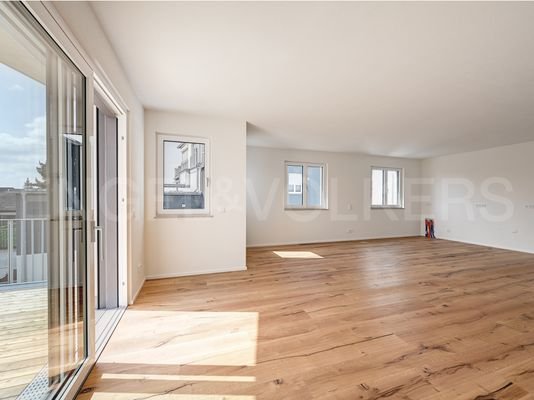 Sonniger Wohnbereich mit großer Schiebetüre zum Ba