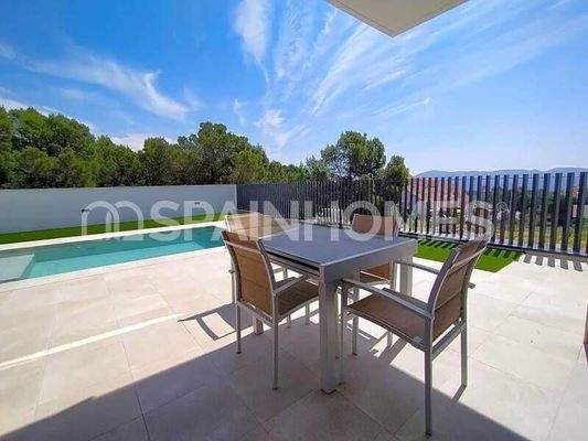 Detached Villas with Pool in Alicante