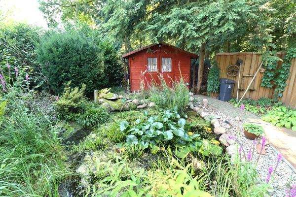 Teich mit Gartenhäuschen