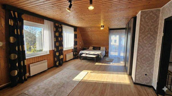 großes Schlafzimmer mit Balkonzugang