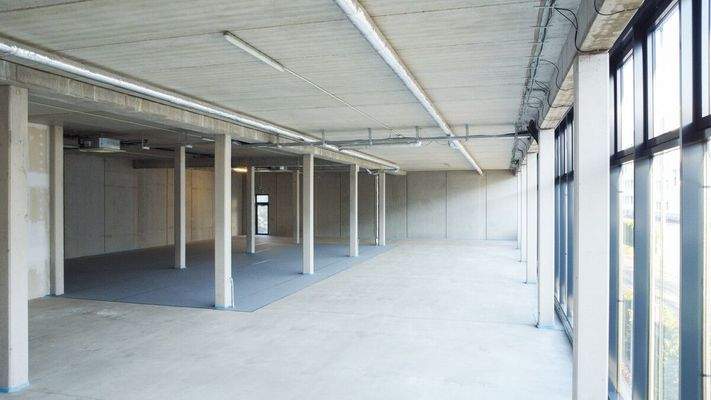 Großzügige Halle/Showroom