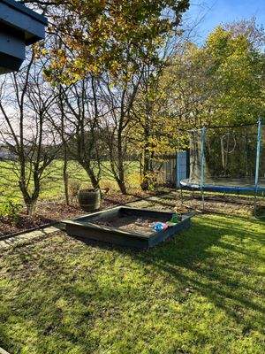 Sandkiste lädt zum Spielen ein