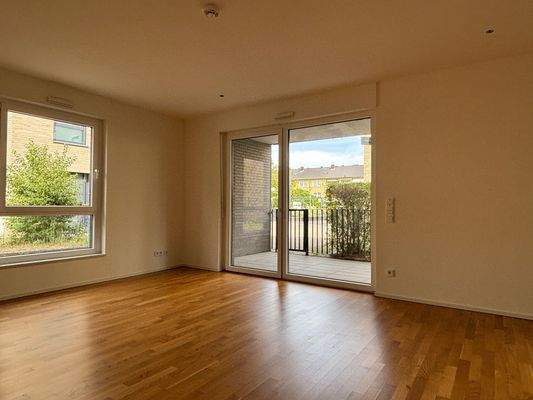 Helles Wohnzimmer mit Balkon