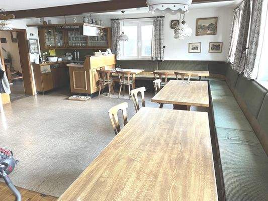 das Zentrum des Hauses... die ehemalige Gaststube mit Theke und Kachelofen