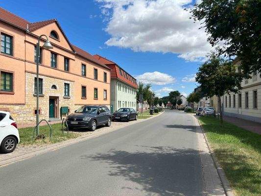 Straße vor Objekt Bild 1