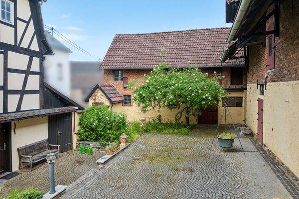 Innenhof mit Scheune 2
