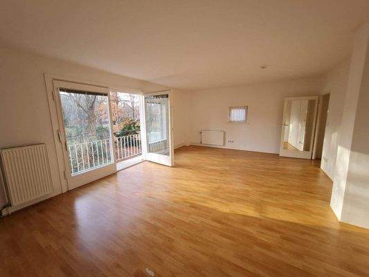 Wohnzimmer mit Balkon.jpg