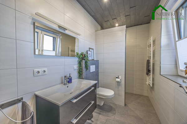 Gäste-WC mit Dusche