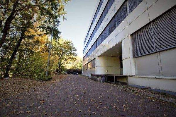 Anlieferung Gebäuderückseite