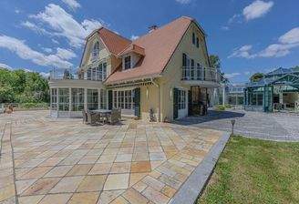 Außenansicht mit Terrasse