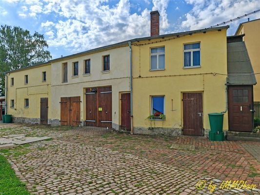 Nebengebäude mit Lagerfläche und Garage